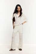 Calça flare de tricô vazado branca