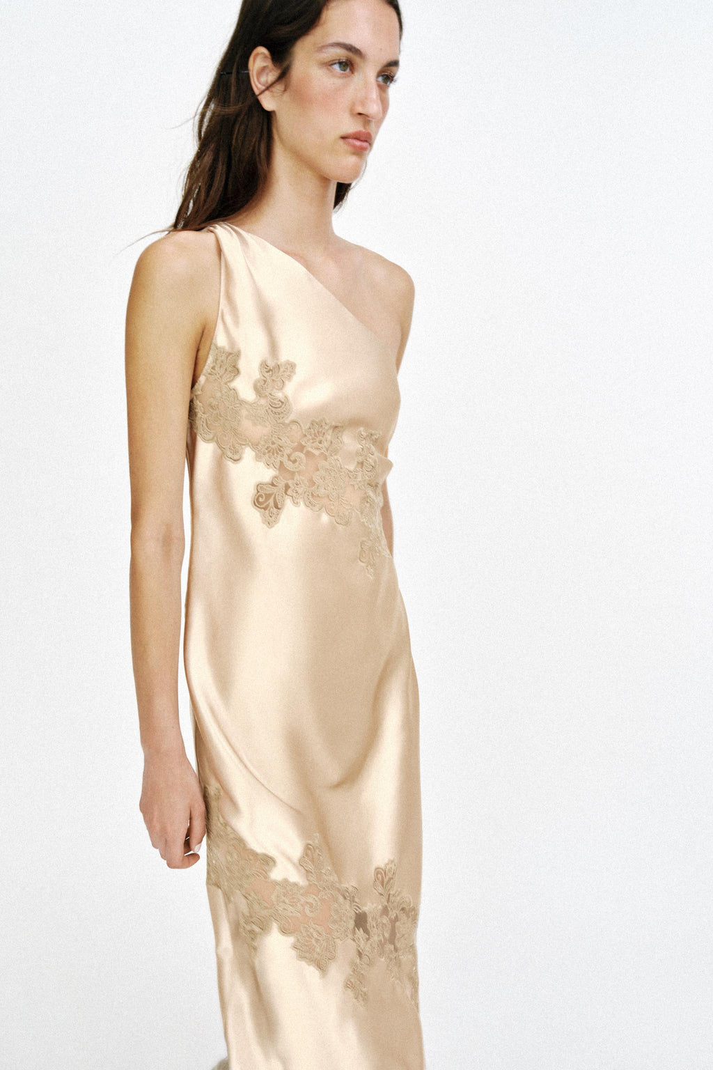 Vestido midi assimétrico de cetim e renda