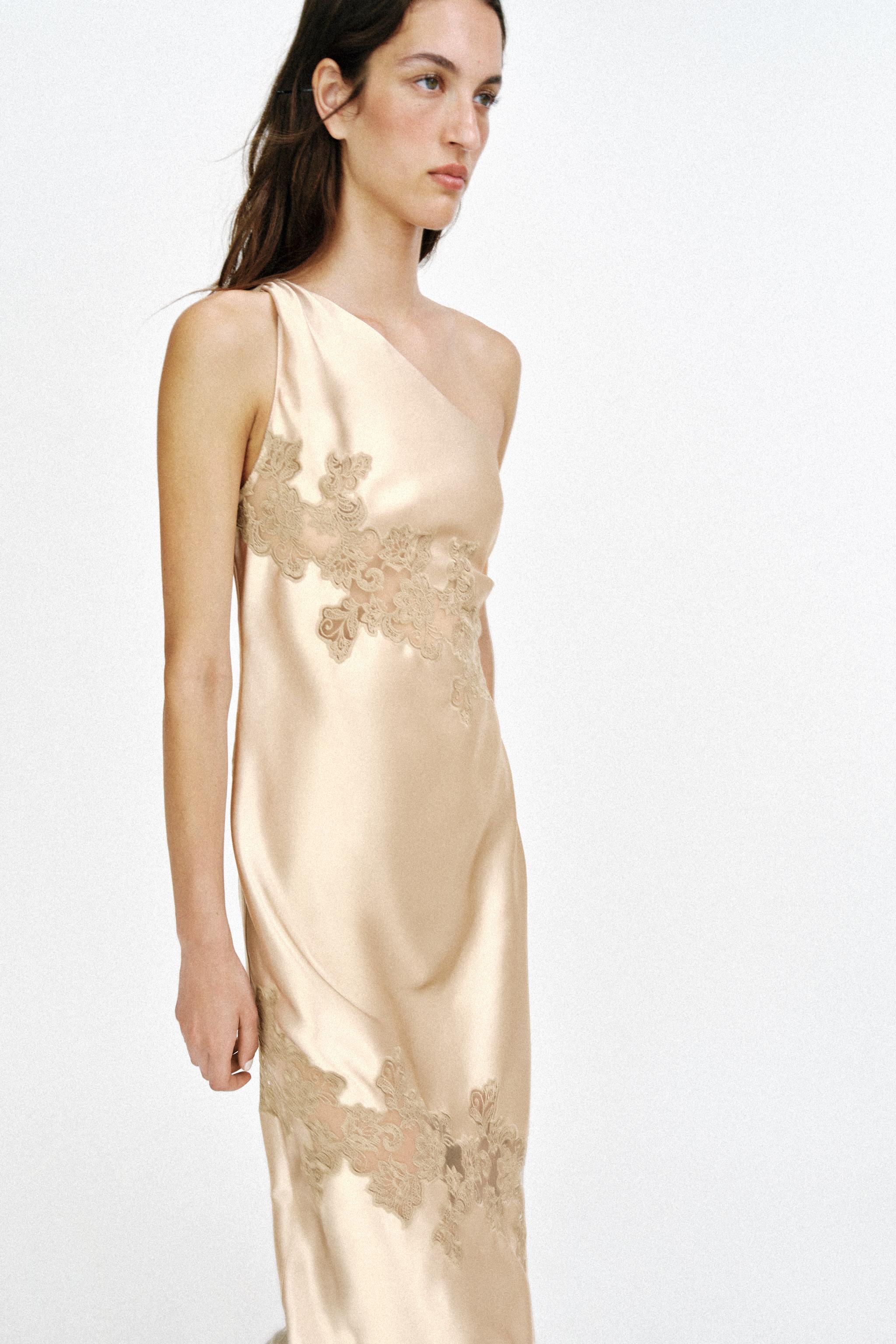 Vestido midi assimétrico de cetim e renda