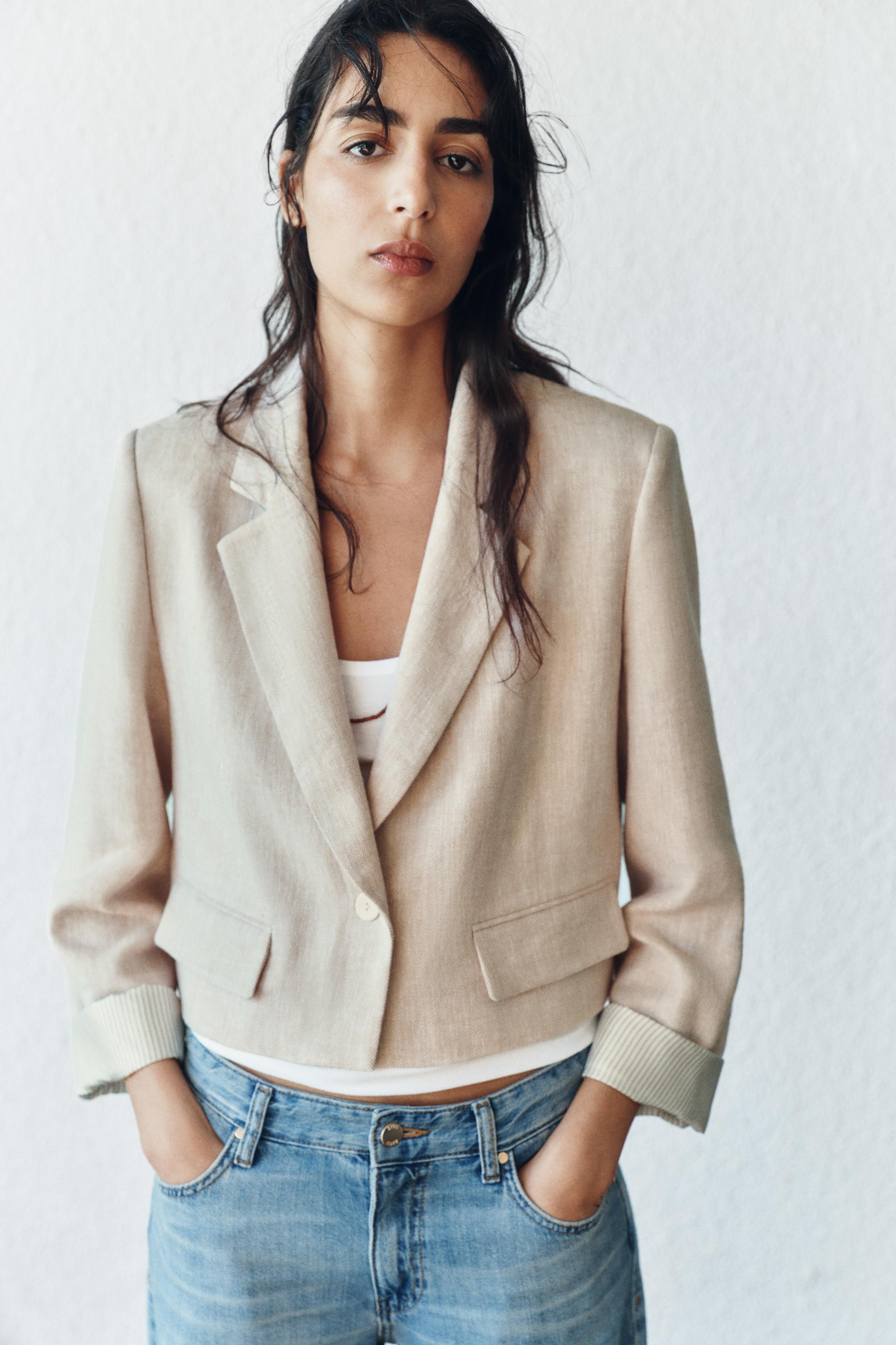 Blazer cropped de linho com ombreiras