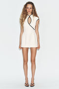 Vestido mini com vivos contrastantes