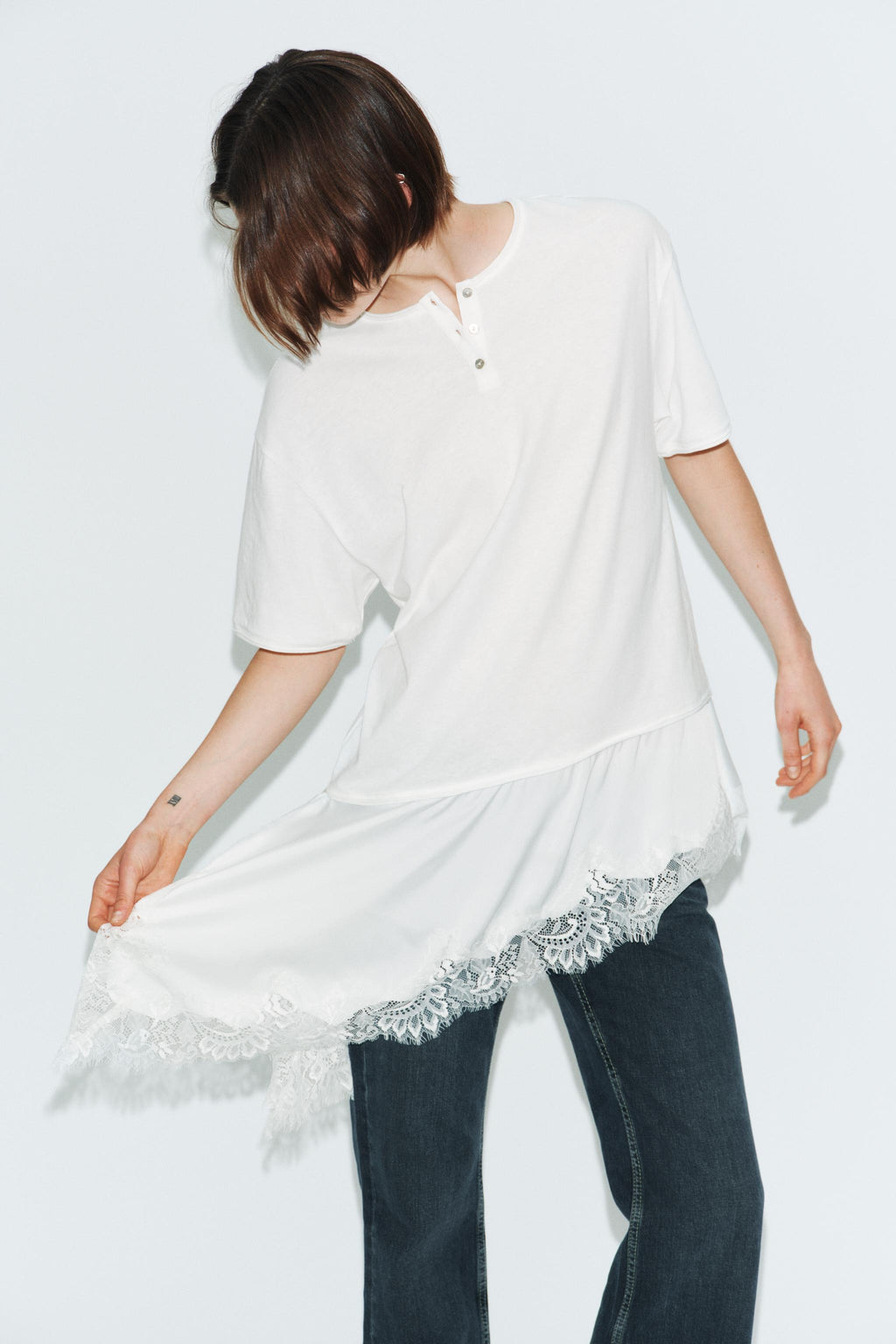 Camiseta combinada com renda e gola canoa