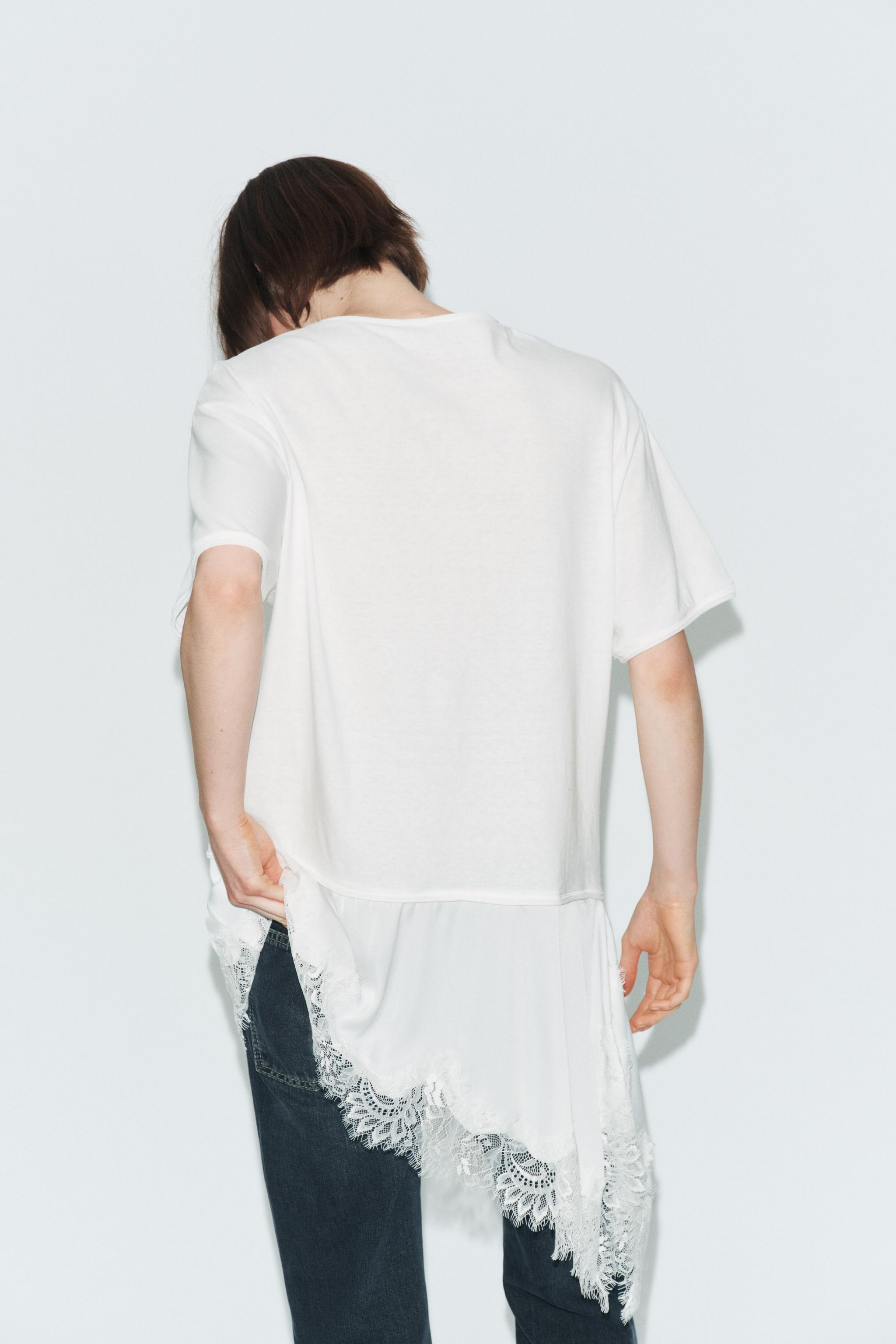 Camiseta combinada com renda e gola canoa
