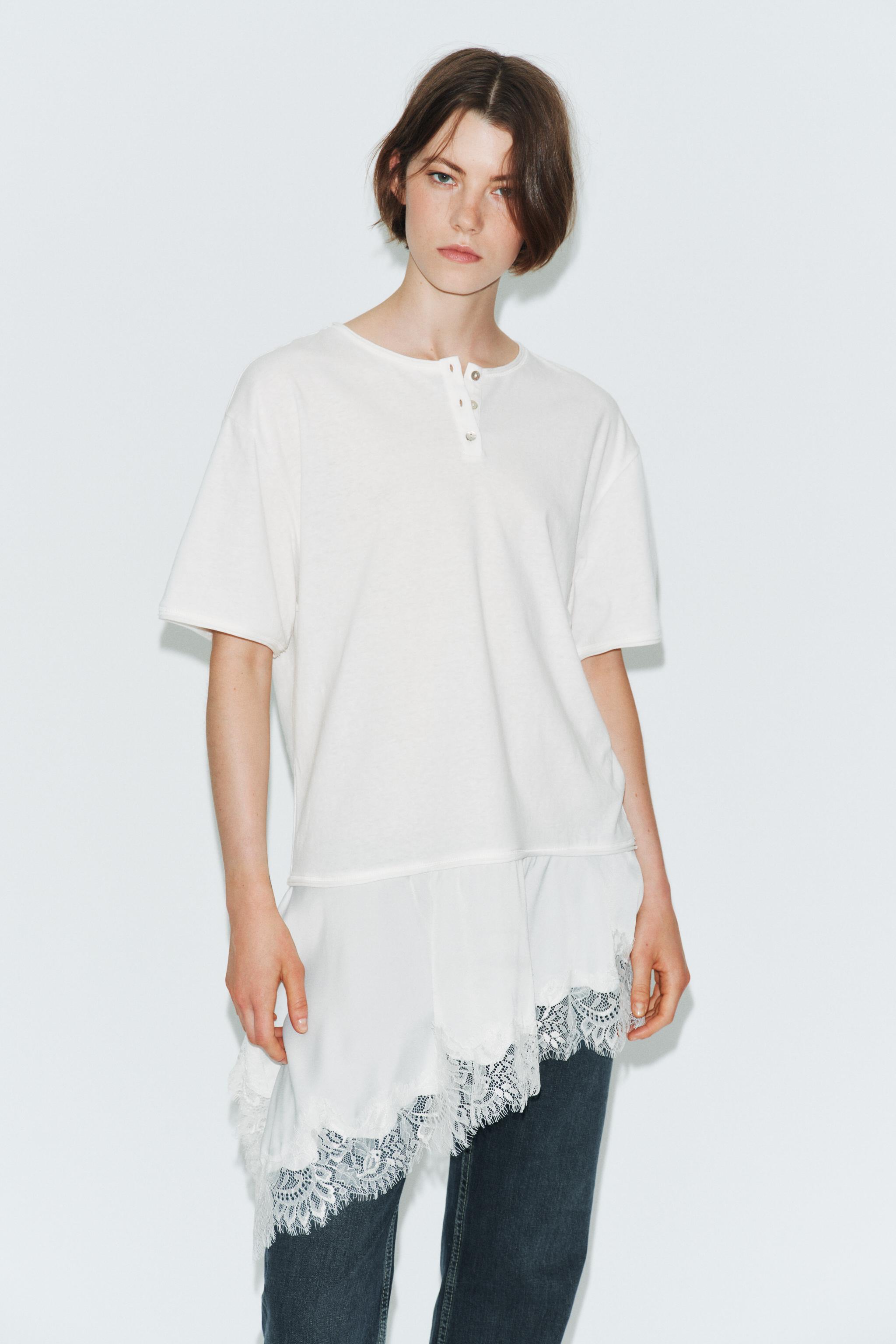 Camiseta combinada com renda e gola canoa