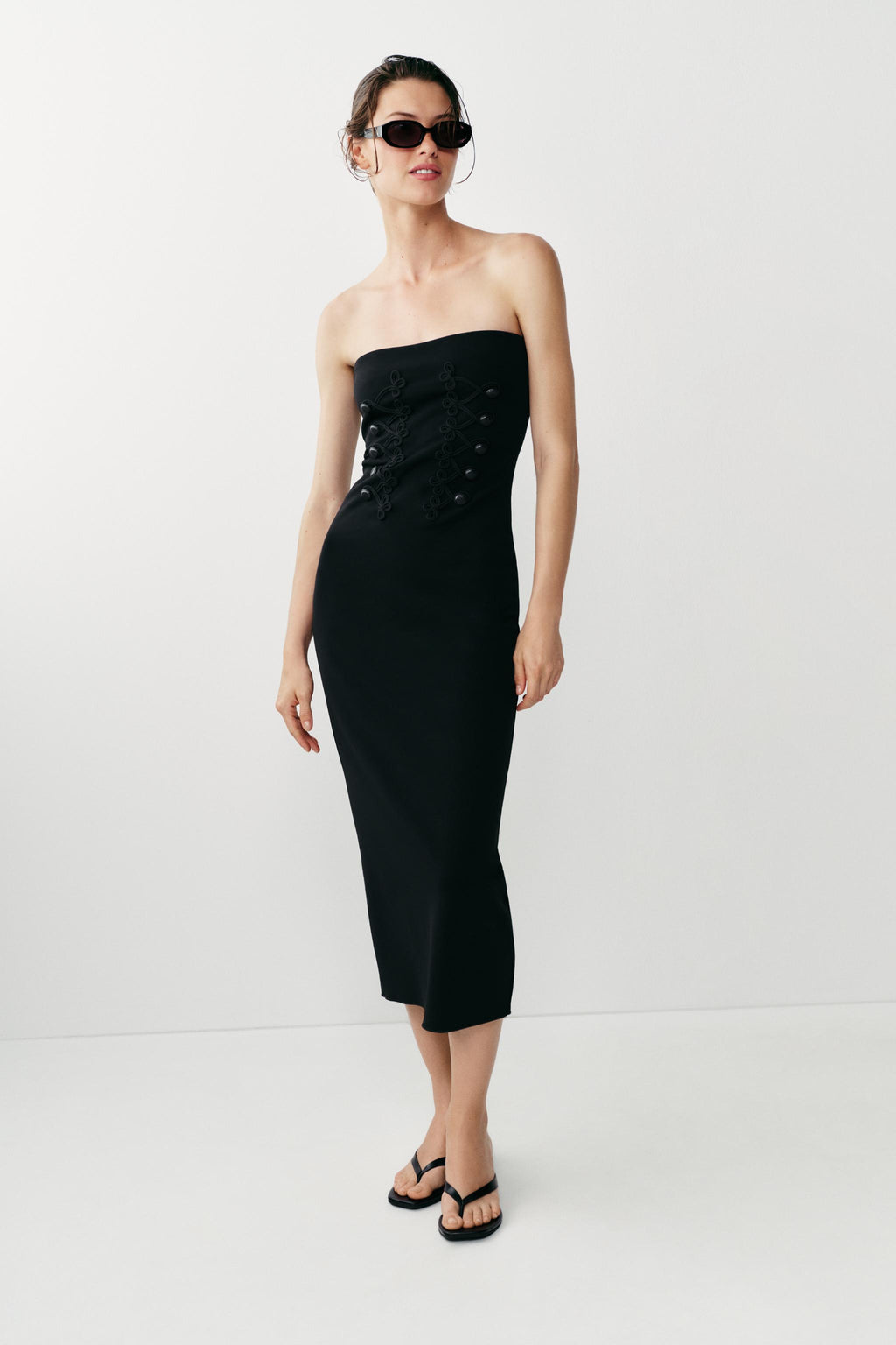 Vestido midi tomara que caia com botões